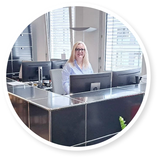 A member of the team at reception in the PrimeDesk Business Center in Pfaeffikon SZ